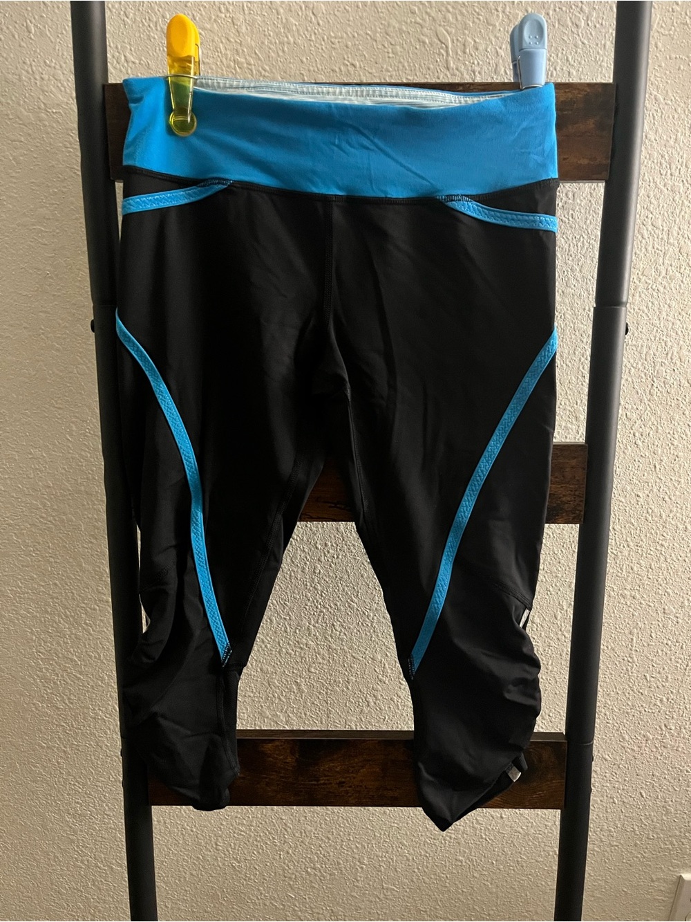 Women’s Lululemon Black and Blue Athletic crop Leggings
